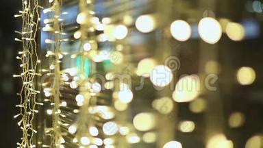 莫斯科。 晚安。 城市街道上灯火辉煌的花环。 圣诞装饰展示商店和街道